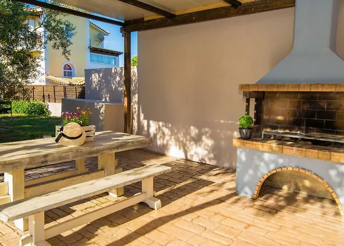 Kondarini\'S Sea View Studios - Close To The Beach, By Zantewize